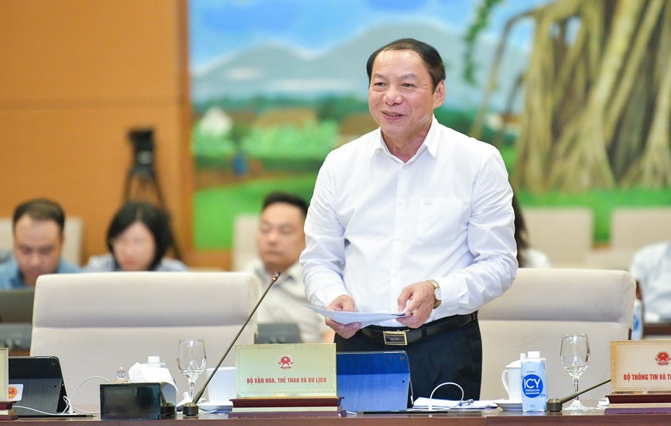 Minister of Culture, Sports and Tourism Nguyen Van Hung presented the report. Photo: Quochoi.vn