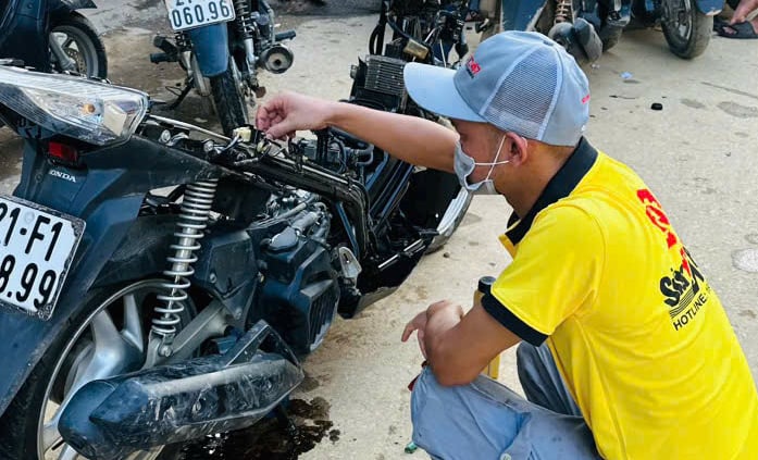 Anh em Hà Nội, Đà Nẵng sửa xe miễn phí giúp bà con Yên Bái sau lũ - Ảnh 4.