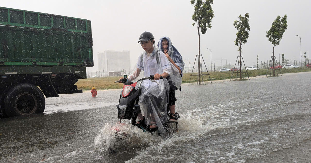 Fearing storm No. 4 will make landfall, Thua Thien Hue lets students across the province stay home from school