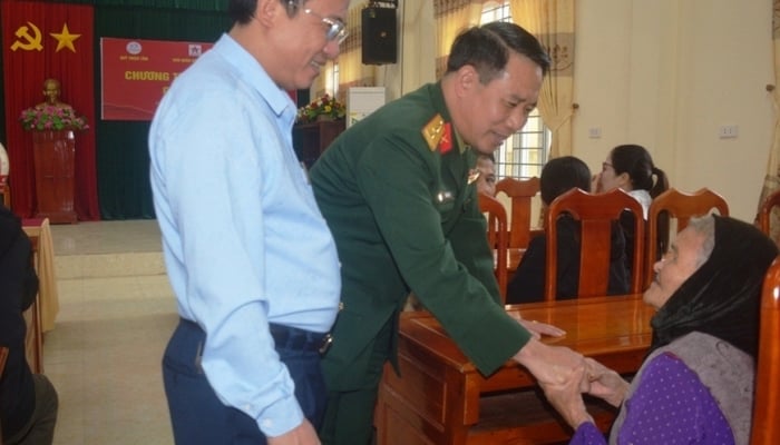 El periódico del Ejército Popular entrega regalos del Tet a familias en circunstancias difíciles en el distrito de Huong Khe.