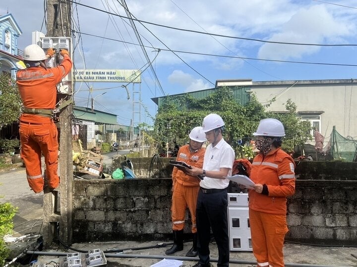 Giám đốc Điện lực Kỳ Anh, ông Đặng Đôn Sơn kiểm tra, giám sát hiện trường công tác.