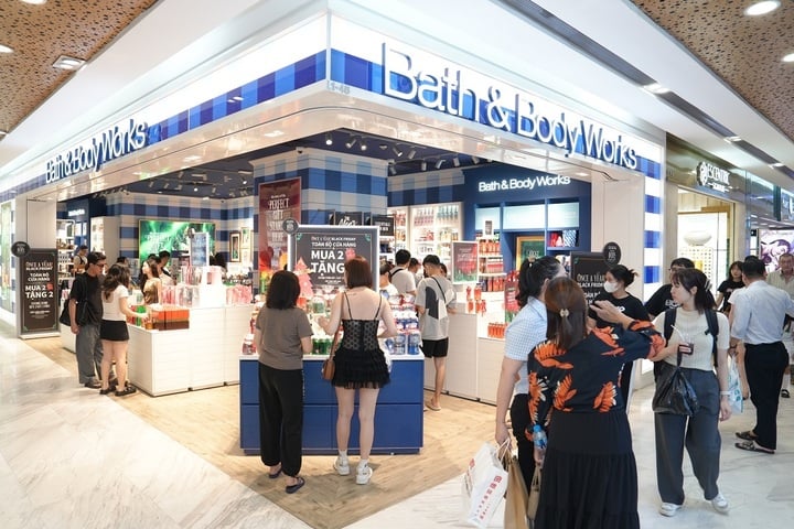 'Raiding' Vincom om op jacht te gaan naar geweldige deals en geweldige cadeaus te winnen op Black Friday - 2