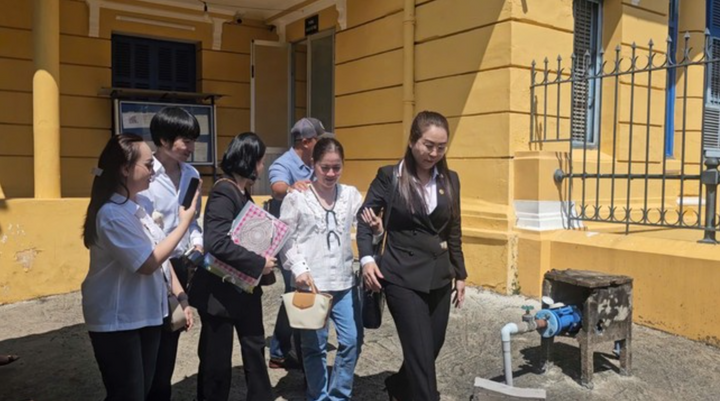 Ms. Vo Thi Hong Loan (2nd from right) at the courthouse this morning.