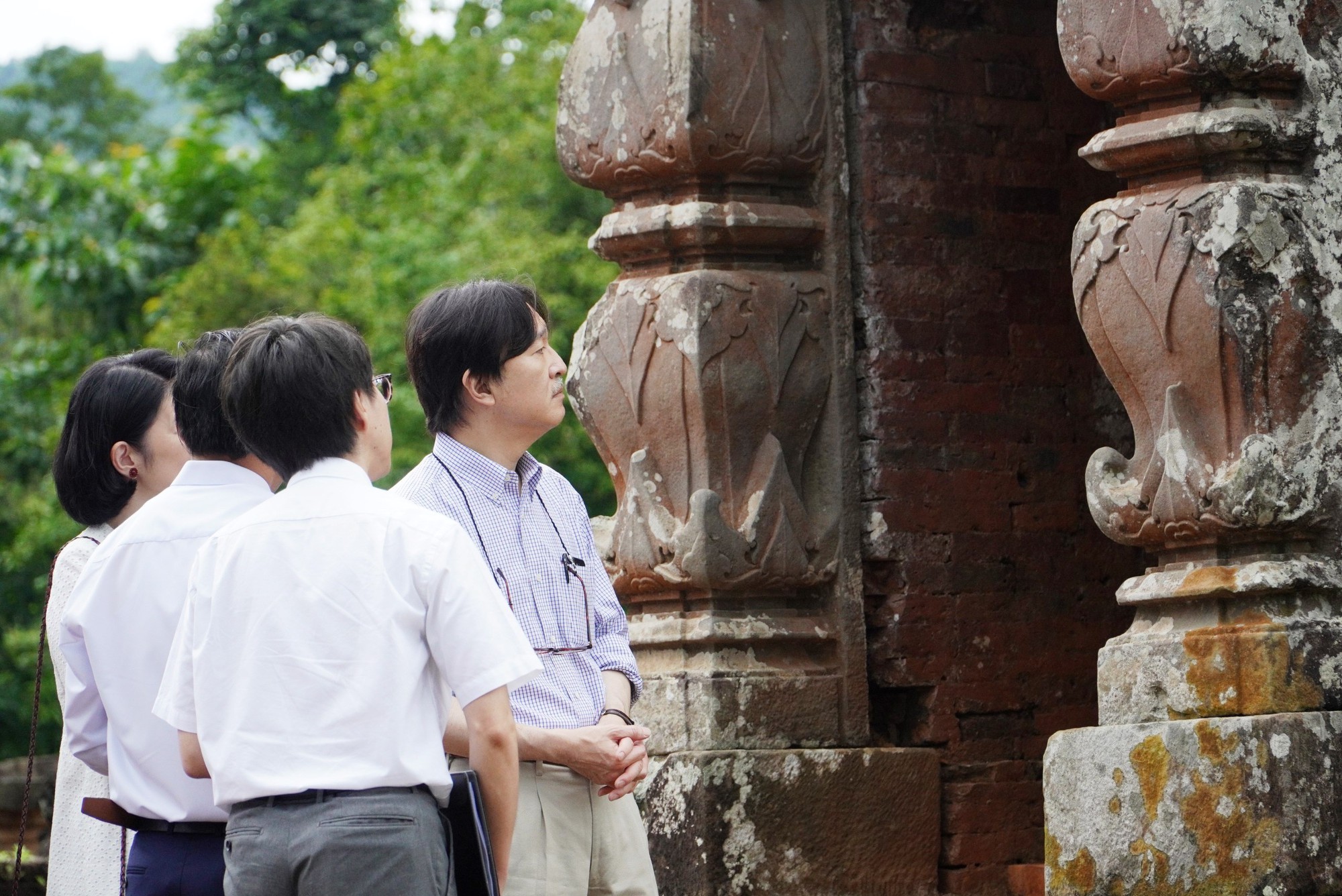 Hoàng Thái tử Nhật Bản tham quan Di sản văn hóa thế giới Mỹ Sơn - Ảnh 2.