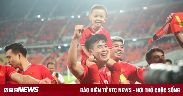 Duy Manh und Quang Hai feiern den Sieg mit vietnamesischen Fans in Thailand