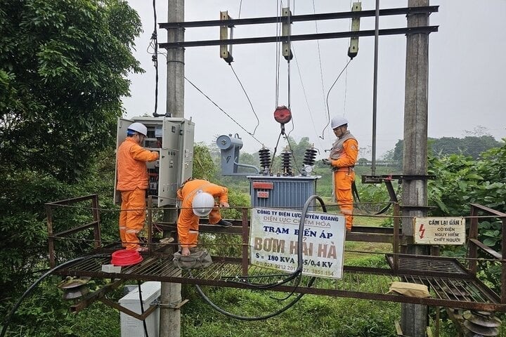 เจ้าหน้าที่และคนงาน บริษัทไฟฟ้าเจียมฮัว (PC Tuyen Quang) ตรวจสอบสถานีหม้อแปลงปั๊ม Hai Ha