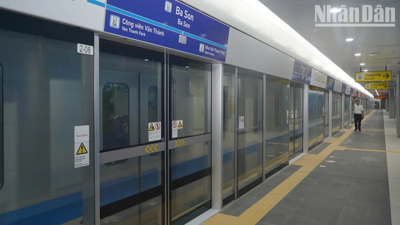 Ngày đầu vận hành tuyến Metro số 1 đón 150.000 khách