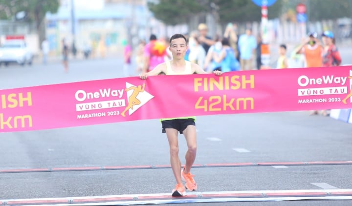 Trải nghiệm thú vị của nhà vô địch sau vạch đích OneWay Marathon Vũng Tàu 2023 - 1