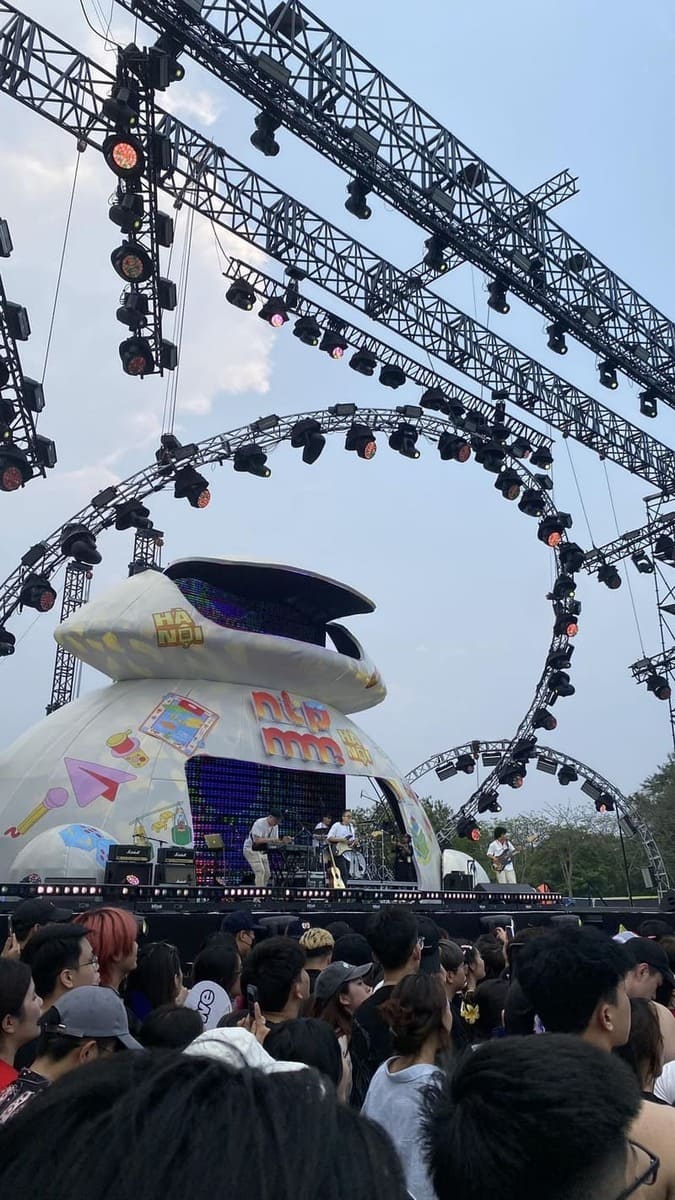 The music night “Dreamy Cities” was stopped midway due to heavy rain and thunder. Photo: Bao Lam