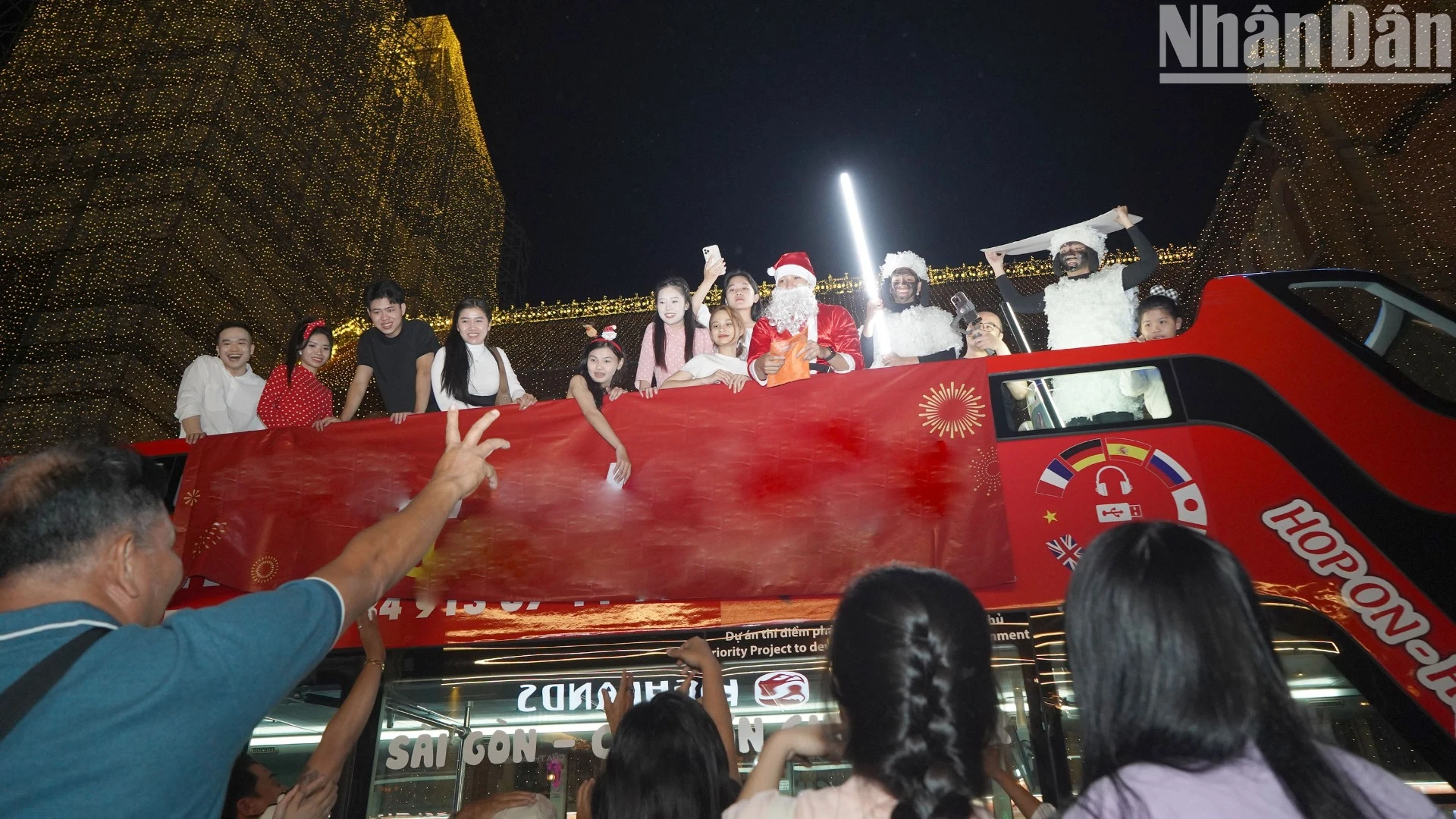 [Photo] Bustling Christmas Eve atmosphere in Ho Chi Minh City photo 8