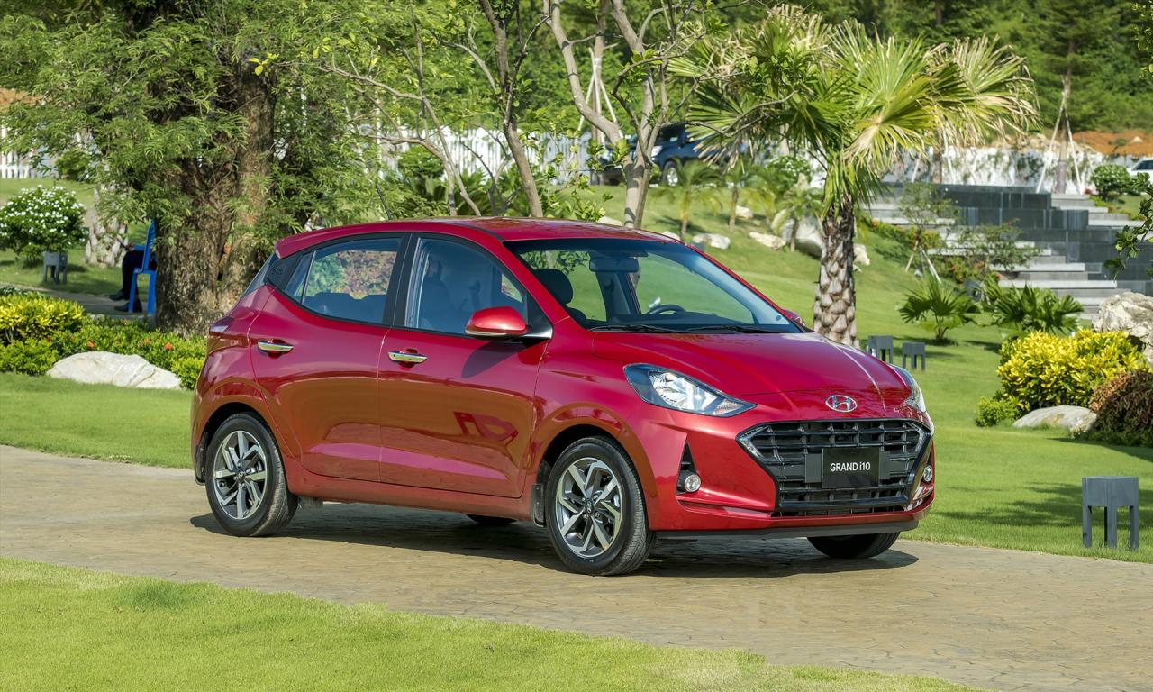 Der Hyundai Grand i10 war früher das Automodell mit dem niedrigsten Preis auf dem vietnamesischen Automarkt. In der Standard-Schrägheckversion mit manueller Schaltung beträgt der Listenpreis des Hyundai Grand i10 nur 360 Millionen VND. Die teuerste Version des Grand i10 ist die Limousine mit Automatik, für die Kunden 455 Millionen VND aufbringen müssen. Der Hyundai Grand i10 ist mit einem 1,2-Liter-Kappa-Motor mit einer maximalen Leistung von 83 PS und einem maximalen Drehmoment von 114 Nm ausgestattet. Der Hyundai Grand i10 ist in zwei Varianten (Limousine, Fließheck) erhältlich, sodass den vietnamesischen Kunden insgesamt sechs Versionen zur Auswahl stehen. Foto: TC Group.