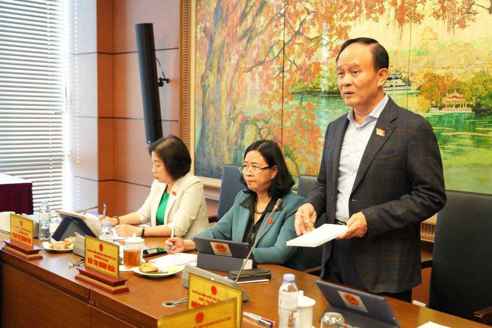 Le président du Conseil populaire de la ville, Nguyen Ngoc Tuan, a pris la parole lors de la discussion de groupe. Photo : Hong Thai