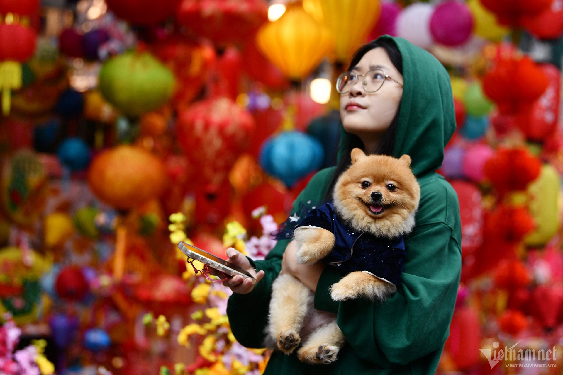 Les touristes occidentaux et vietnamiens affluent au marché aux fleurs de Hang Luoc, qui n'ouvre qu'une fois par an près du Têt.