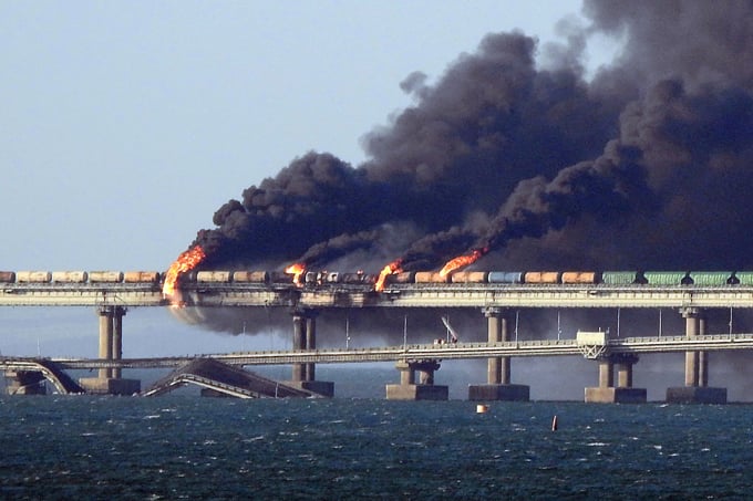 De la fumée s'élève après l'explosion du pont de Kertch reliant la Crimée à la Russie en octobre 2022. Photo : AFP