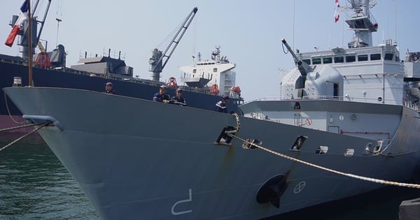 El crucero de la Armada francesa Vendemiaire realiza un entrenamiento conjunto con la Guardia Costera de Vietnam