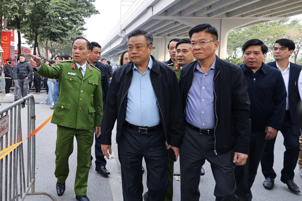 Deputy Prime Minister Le Thanh Long and Chairman of Hanoi People's Committee Tran Sy Thanh inspected the scene of the fire.