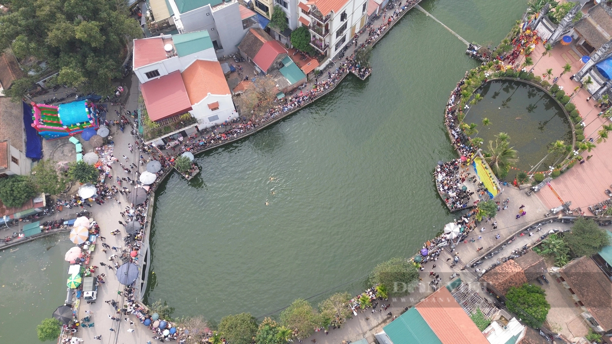 Trai làng đằm mình trong đầm nước vây bắt vịt giật phần thưởng tăng theo cấp số nhân- Ảnh 1.