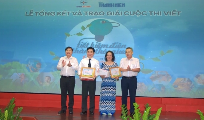 Thanh Nien Newspaper awards the writing contest "Saving electricity becomes a habit"