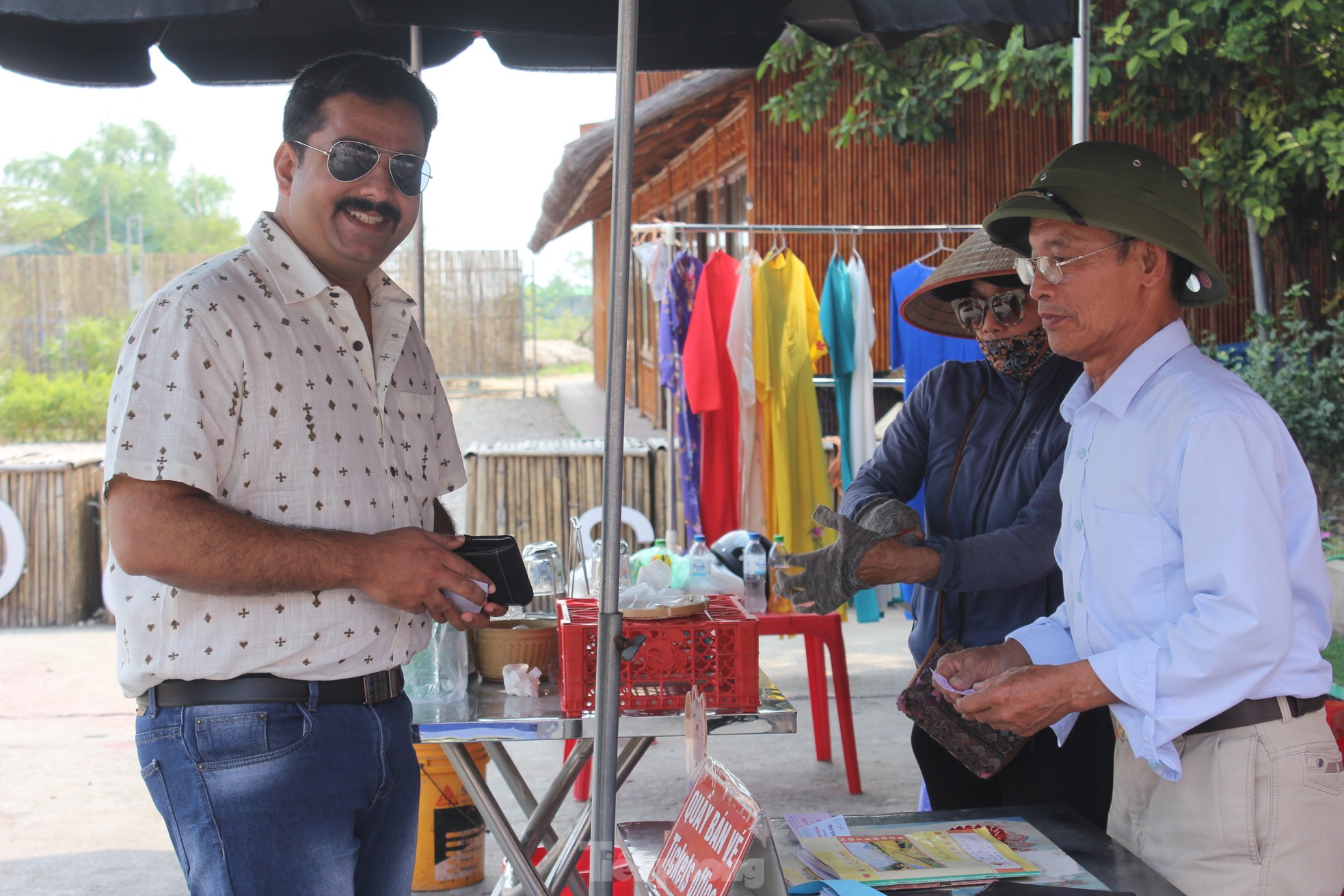 Los visitantes internacionales disfrutan del registro en el famoso pueblo del incienso en Hanoi (foto 5)