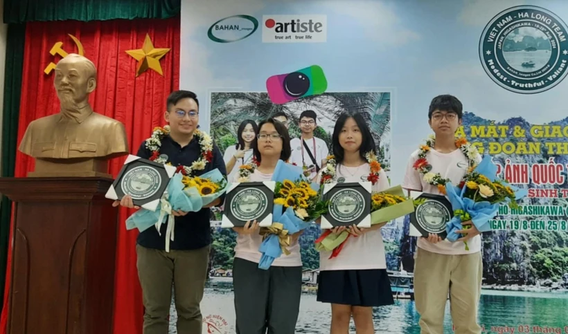 Tres estudiantes vietnamitas asisten a un festival internacional de fotografía en Japón