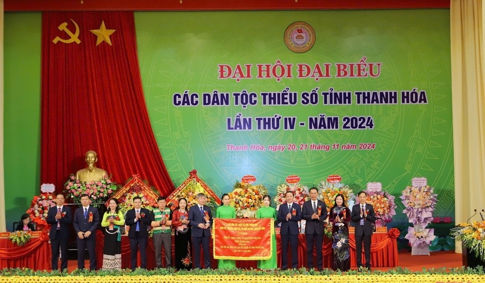 Các đồng chí lãnh đạo tỉnh Thanh Hóa tặng bức trướng cho Đại hội.