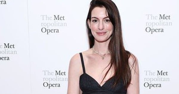 Anne Hathaway attire tous les regards avec son « visage nu »