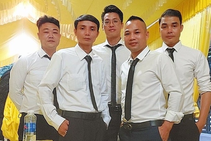 El Sr. Thanh (extrema derecha) y miembros del grupo de octeto de la familia Kieu vinieron a servir en el funeral de una familia en Hanoi en 2023. Foto: Proporcionada por el personaje.