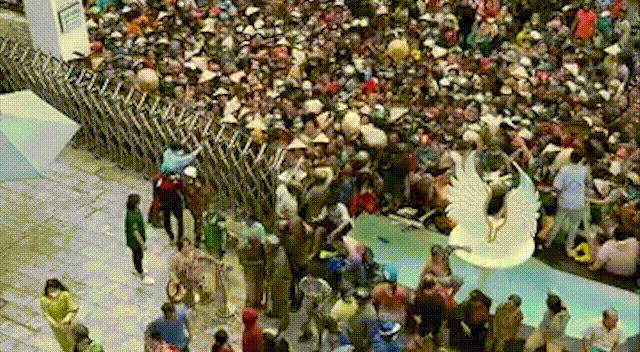 Caos multitudinario durante entrega de caridad