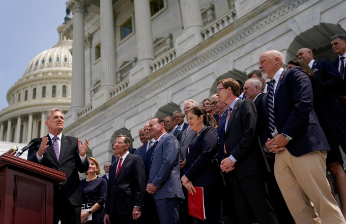 Chủ tịch Hạ viện Kevin McCarthy nói chuyện với các phóng viên khi ông đứng cùng các đảng viên Cộng hòa bên ngoài Tòa nhà Quốc hội Mỹ ở Washington ngày 17/5. Ảnh: Reuters