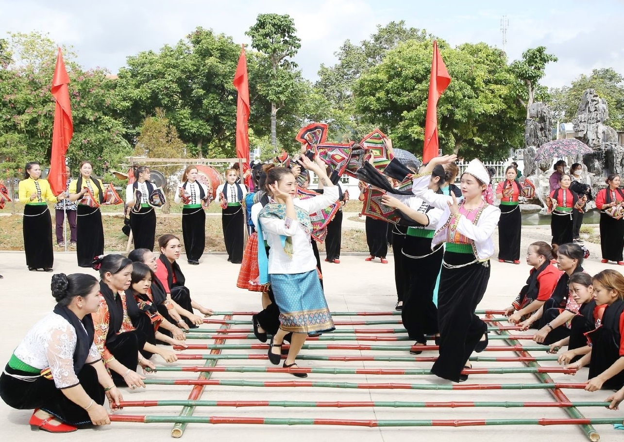 Cùng với phát triển kinh tế thì các lĩnh vực văn hóa, xã hội, giáo dục, y tế,... trong vùng đồng bào DTTS tỉnh Sơn La cũng đạt được những thành tựu quan trọng. ( Trong ảnh: Múa sạp tại Ngày hội Đại đoàn kết toàn dân tộc xã Mường Sang, huyện Mộc Châu)