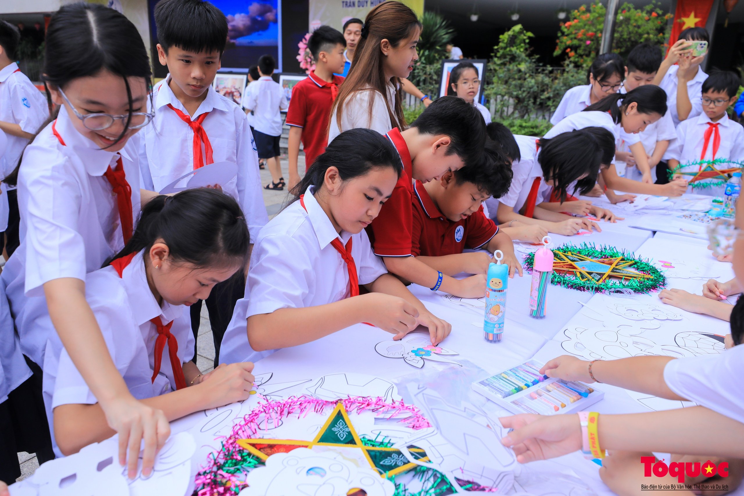 Học sinh thủ đô gửi thông điệp yêu thương trên đèn ông sao tới thiếu nhi Trường Sa dịp Trung thu - Ảnh 2.