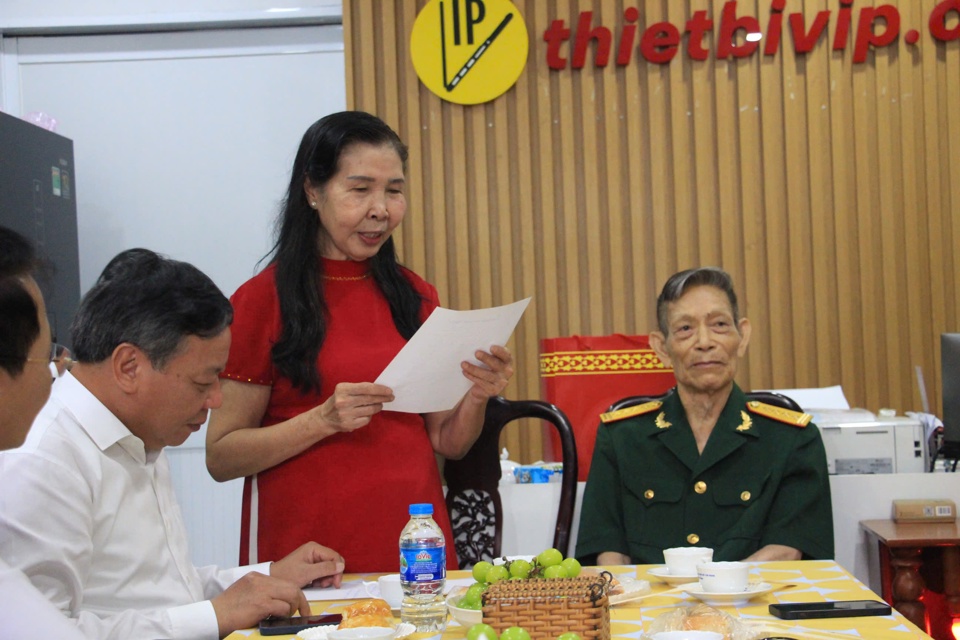 Vu Quang Chiem's ​​wife read a poem to the Hanoi City Delegation. After listening to the poem, Deputy Secretary of the Hanoi Party Committee Nguyen Van Phong directed reporters from Hanoi Radio and Television to film and broadcast it.