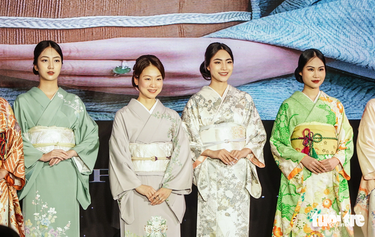 Chuyên gia kimono Junko Sophie Kakizaki (thứ 2 từ trái sang) trên sân khấu "Sắc thu Việt - Nhật" - Ảnh: NGUYỄN HIỀN