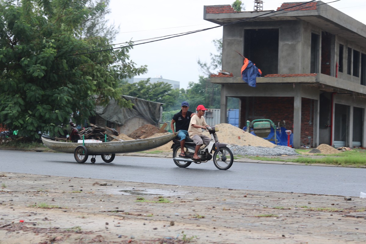 Trời nắng ráo, người dân Đà Nẵng vẫn nâng cao cảnh giác, không chủ quan với bão số 4 ảnh 7