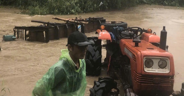 Un vehículo agrícola que transportaba a 10 personas volcó al cruzar un arroyo en Phu Yen