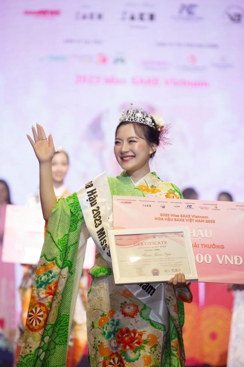ミス・サケ・ベトナムがファム・ティエン・ガさんの名前を呼ぶ Miss Sake Vietnam gọi tên Phạm Thiên Nga