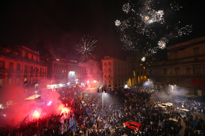 La foule est descendue dans les rues pour célébrer la victoire de Naples en Serie A après 33 ans, le soir du 4 mai. Photo : AFP