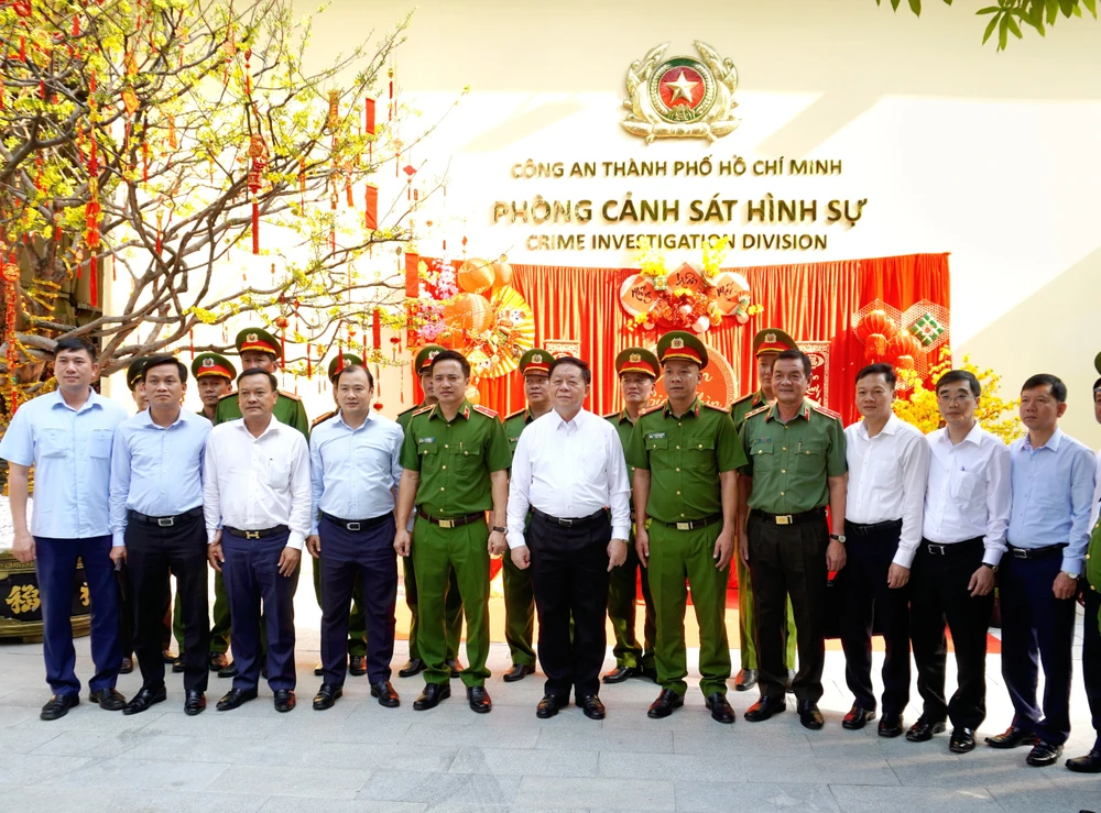 Head of the Central Propaganda Department visited and wished a happy new year to the Criminal Police force and Ho Chi Minh City Police. Photo: THANH TRONG