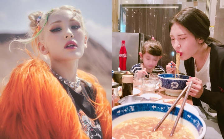 Korean stars love Vietnamese food: Somi must have herbs when eating pho, Rosé cries because of spring rolls - 1