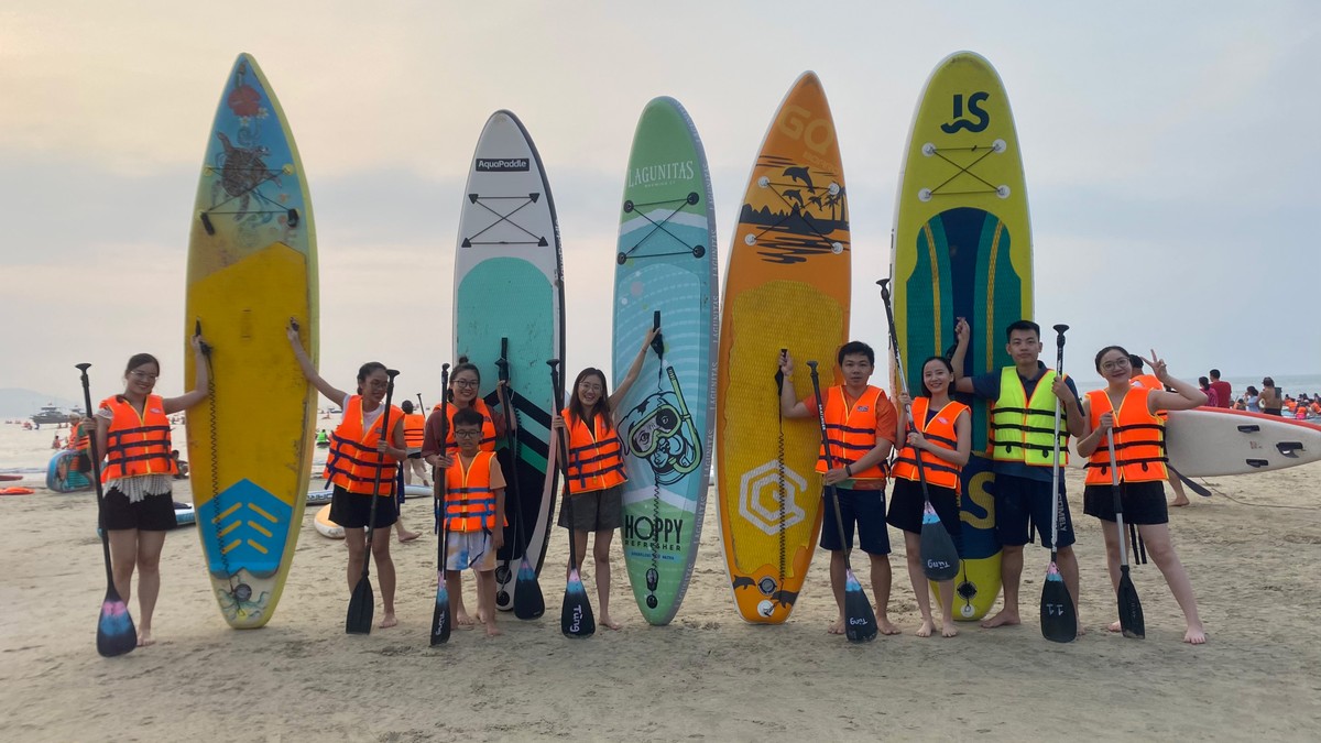 Young people eagerly paddle Sup to watch the sunrise on Da Nang beach photo 1