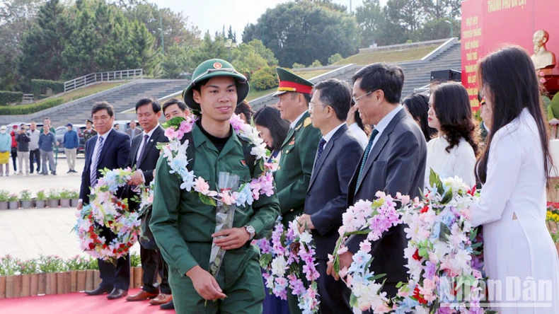 Thanh niên Lâm Đồng nô nức lên đường thực hiện nghĩa vụ thiêng liêng với Tổ quốc ảnh 3