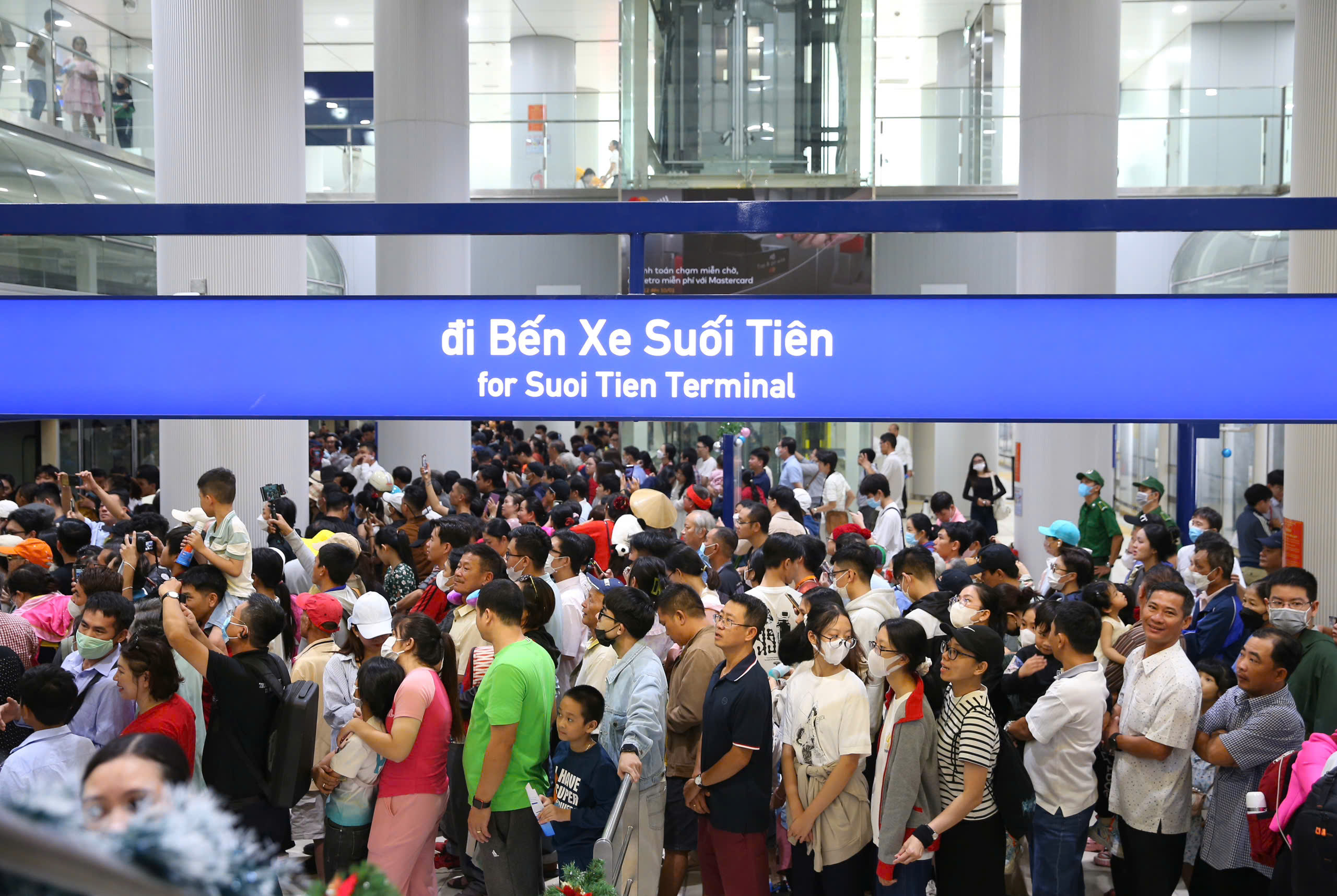 Biển người háo hức trải nghiệm tuyến metro số 1 trong ngày đầu mở cửa- Ảnh 13.