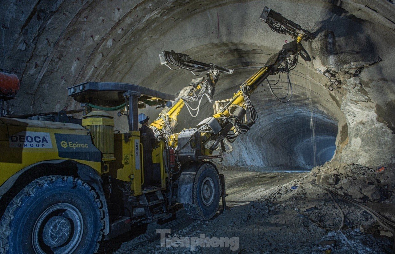 Gros plan sur la construction du plus long tunnel de montagne de l'autoroute Nord-Sud, photo 10