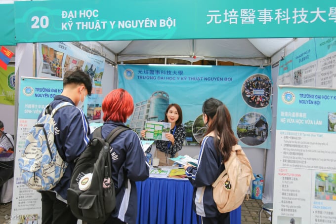 Representatives of Yuanpei University of Medical Technology introduce study programs to students at the Taiwan Education Exhibition on the morning of October 13. Photo: USSH Media