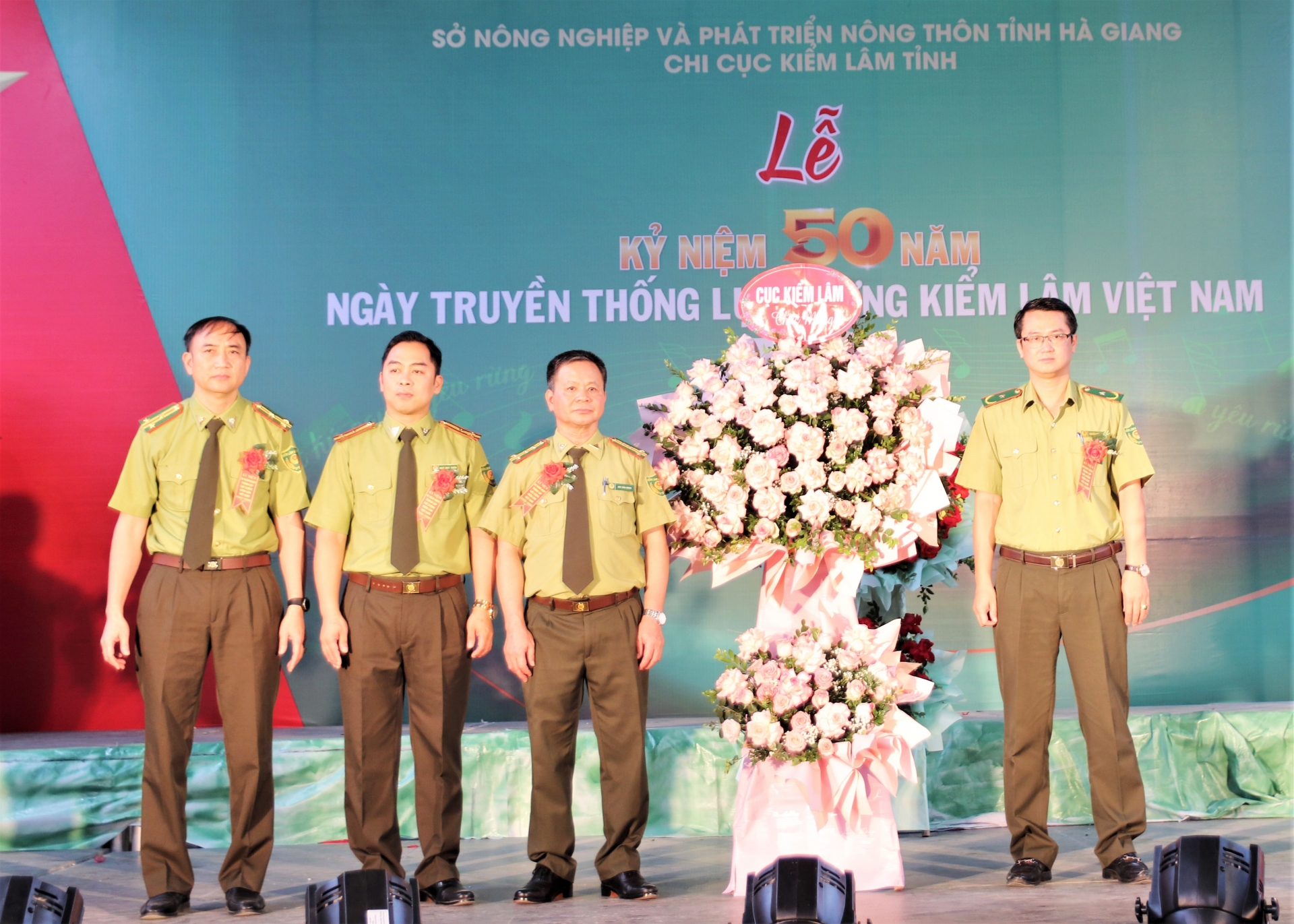 Le directeur adjoint du département des forêts du Vietnam, Nguyen Quoc Hieu, a offert un panier de fleurs pour féliciter le département provincial des forêts.