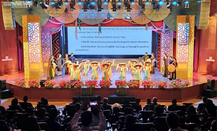 Foreign ambassadors experience making Dong Ho paintings, wearing Quan Ho costumes - 14