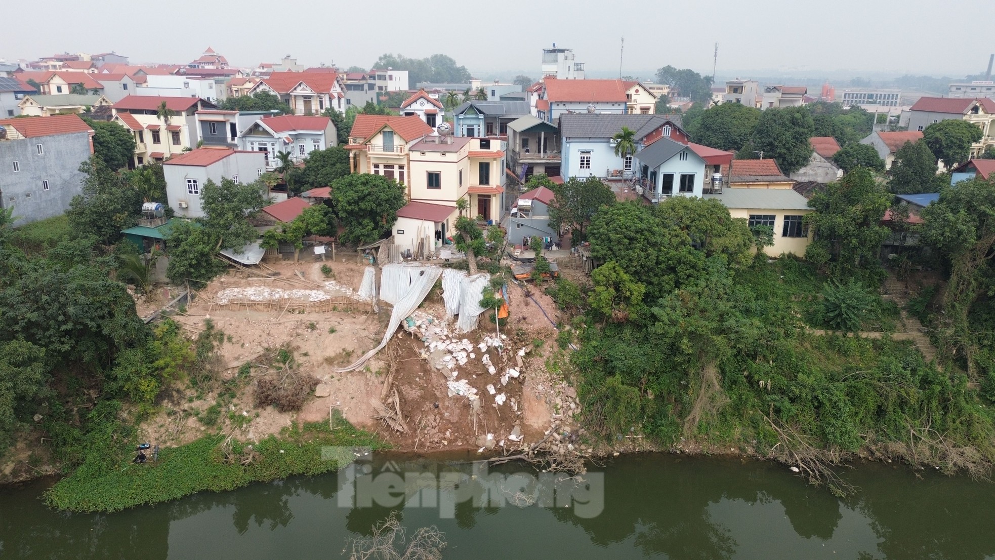 Hanoi: Dike collapses, houses tilt and crack photo 7