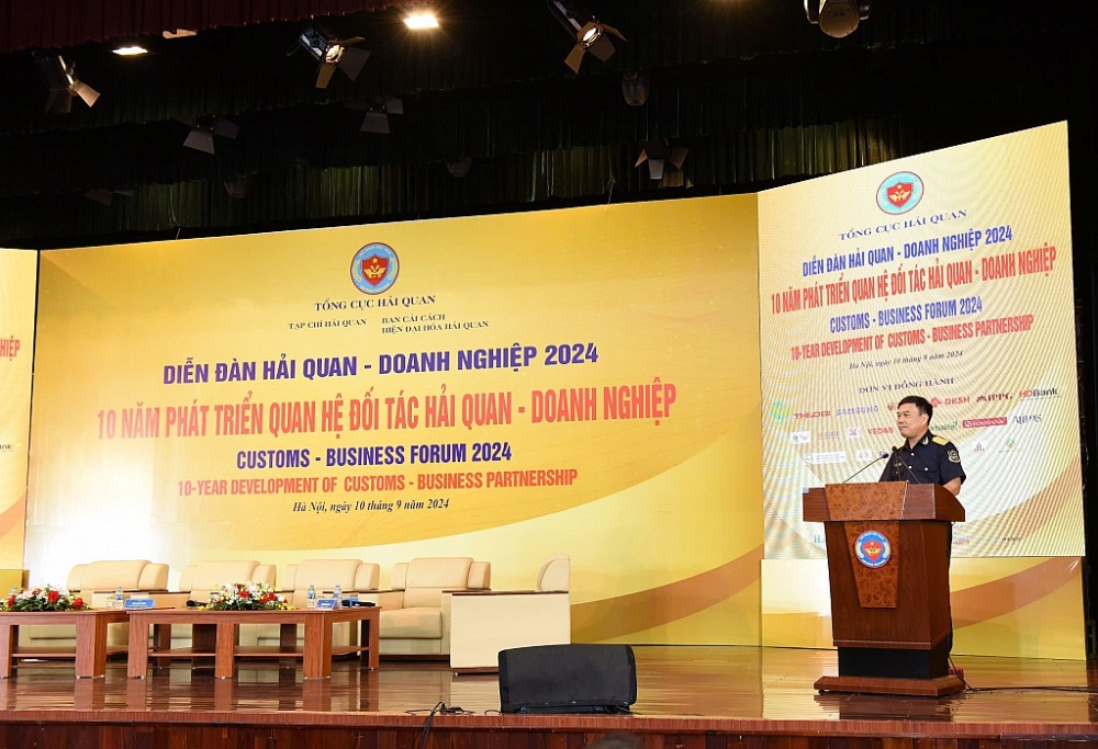 El Director General del Departamento General de Aduanas, Nguyen Van Tho, pronunció un discurso en el Foro Aduanas-Empresas 2024.