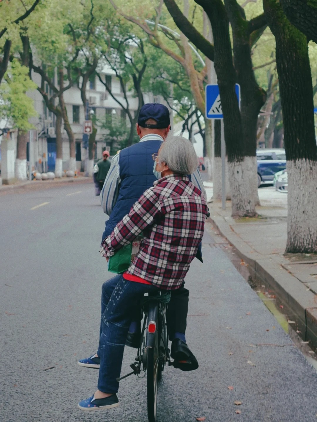 Loạt hành động khó tin của những cặp yêu nhau khi về già khiến cả khu phố ngoái nhìn, lập tức bật camera lên "chụp lén" - Ảnh 13.