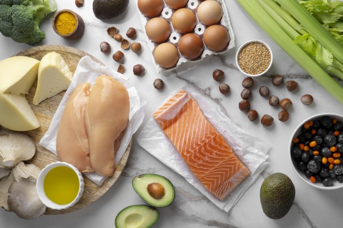 Холестерин в большом количестве содержится в продуктах животного происхождения. Фото: Freepik